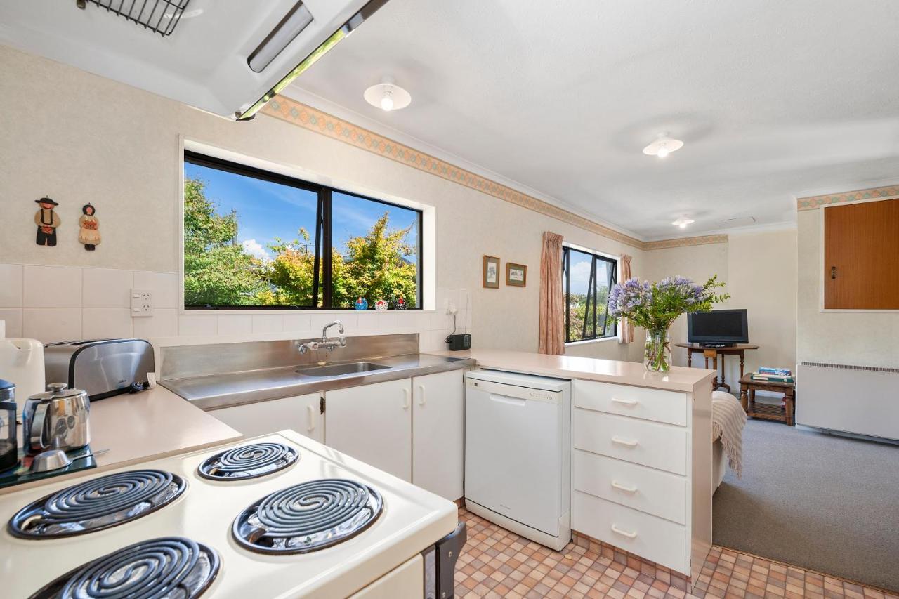 Lake Vista At Two Mile Bay- Taupo Central Home Ngoại thất bức ảnh